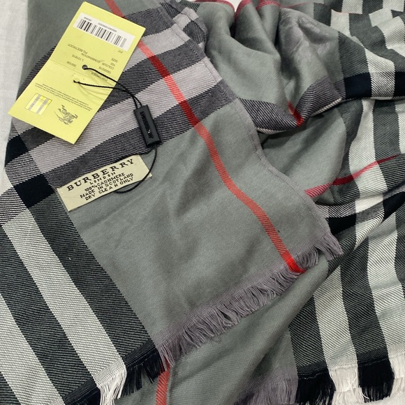 Burberry scarf π§£gray red black 100% cashmere made in Scotland 54β by 72β unisex - Picture 4 of 16